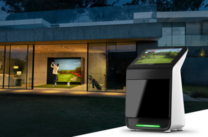 Garmin Approach R50 i hemmastudio med golfprojektor och slagduk